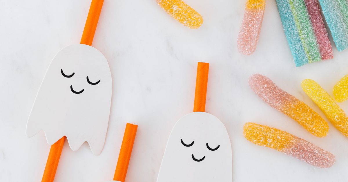 Rüyada Hayalet Görmek - Rüya Tabiri ve Anlamı - Bright Halloween-themed candies and ghost decorations on a light background.