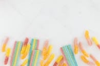 干净的白色表面上，排列着鲜艳多彩的软糖，非常适合以糖果为主题的演示