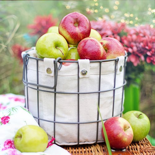 Gratis stockfoto met appels, groene appels, metalen mand