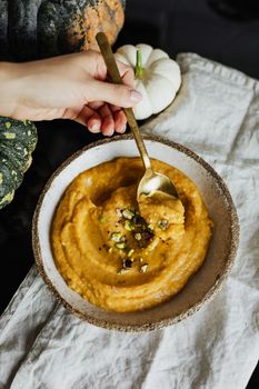 将美味的南瓜泥盛入碗中，点缀上坚果即可食用