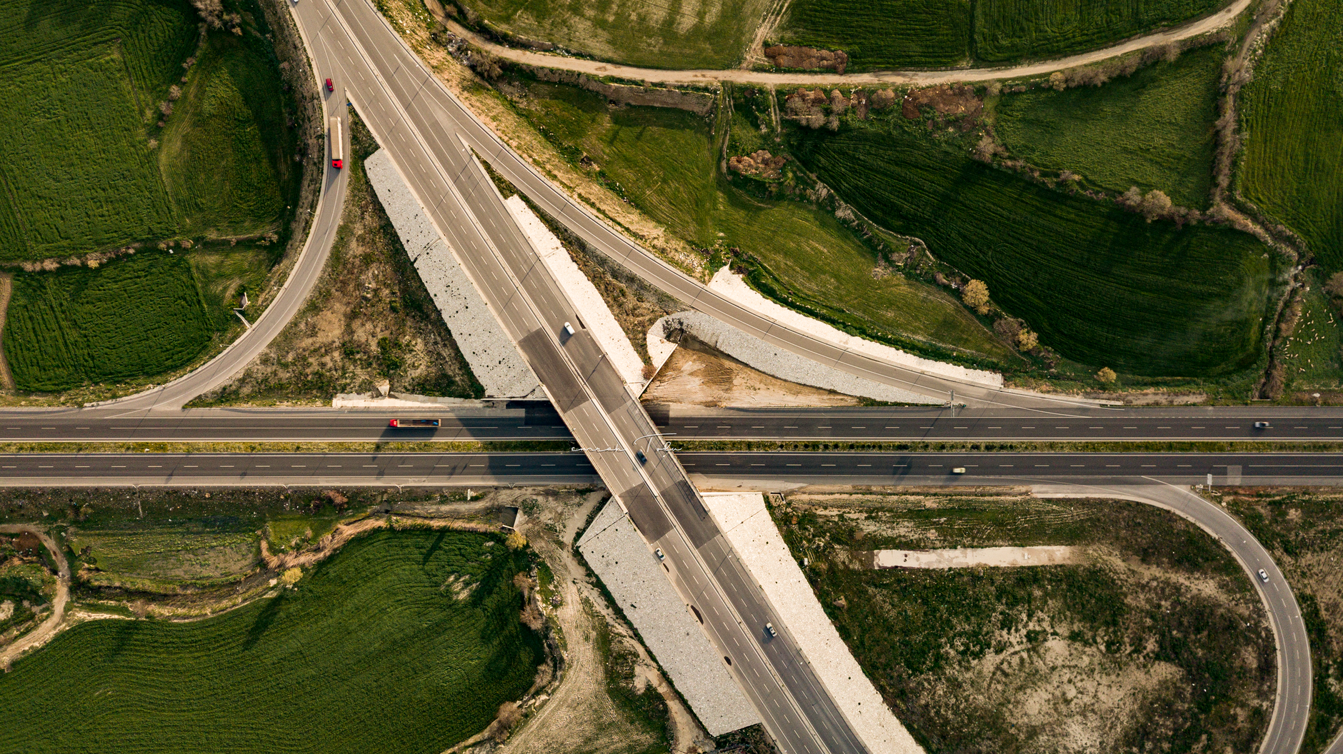 Cross-Platform GEO: Benchmarking Multi-AI Optimization Strategies for Maximum Visibility