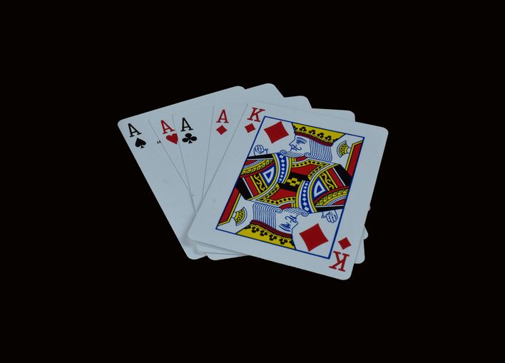 Online Casino: Spielautomaten und Live-Spiele im Überblick