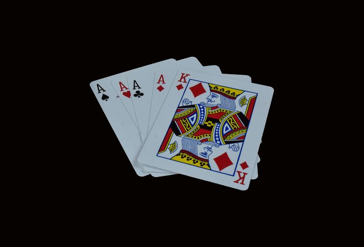Online Casino: Spielautomaten und Live-Spiele im Überblick