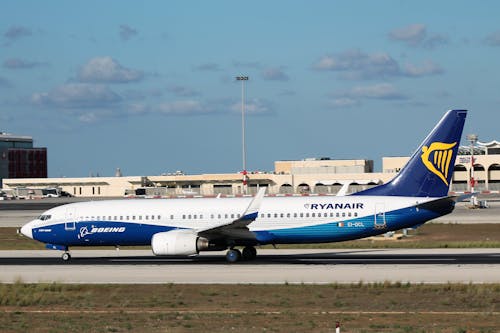 Foto profissional grátis de aeroporto, avião comercial, passarela