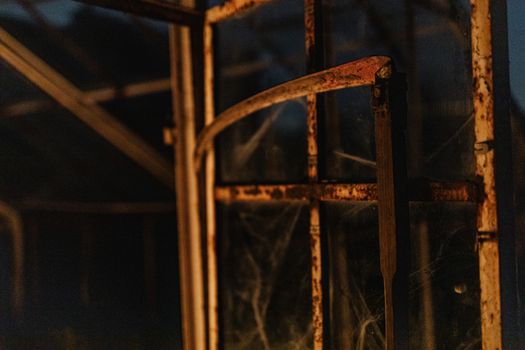 特写镜头：夜间废弃建筑物生锈的窗框