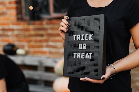 举着“不给糖就捣蛋”牌子的人的特写，非常适合万圣节主题