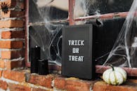 万圣节的窗户显得诡异，上面装饰着“不给糖就捣蛋”的标志、蜘蛛网和其他饰品