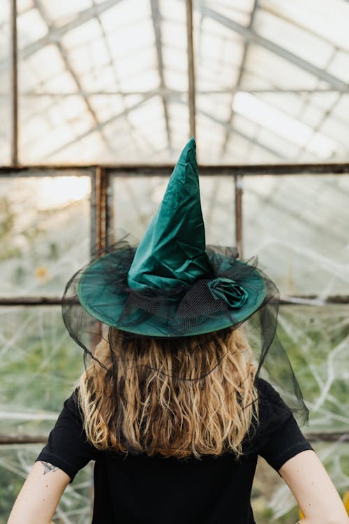 Foto gratuita di biondo, capelli lunghi, cappello da strega, donna