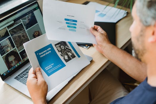 一个人在工作区用笔记本电脑查看业务图表，展现了现代业务分析