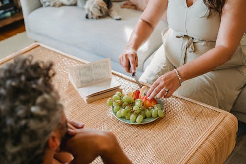 Snijd Zwangere Vrouw Bij Het Snijden Van Fruit Voor Echtgenoot