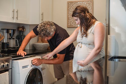 丈夫幫助妻子洗衣服
