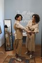 两个女人在一家别致的精品店里愉快地试穿衣服，享受时尚的乐趣