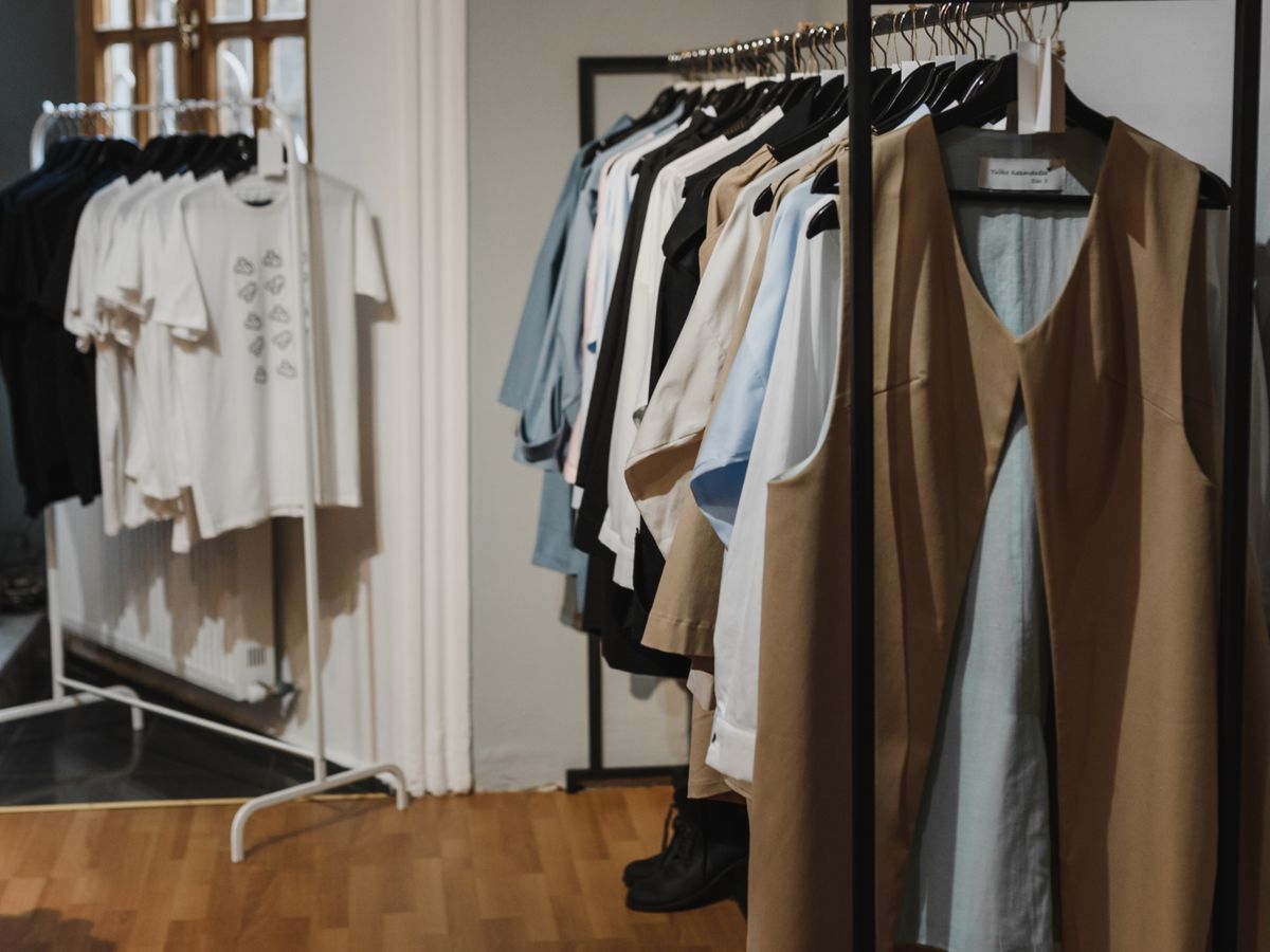 服飾選品店內整齊陳列的衣架與商品