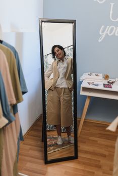 服装店的镜子里，一位时尚的女人正微笑着