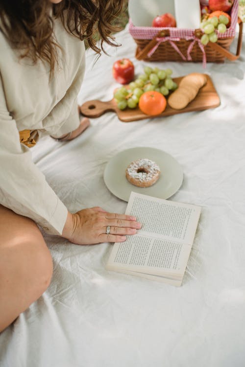 Femme Anonyme Ayant Pique Nique Sur Une Couverture