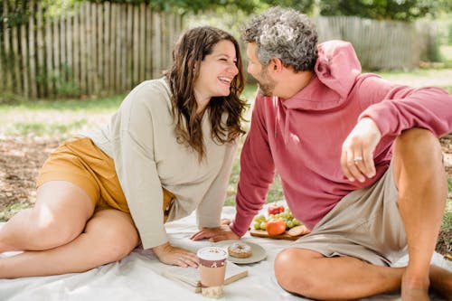 Glückliches Paar, Das Picknick Zusammen Genießt