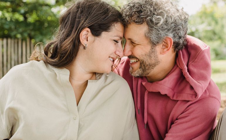 Online dating: starting a conversation on a niche platform