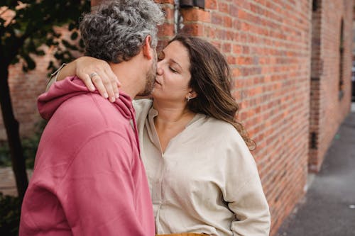 Amorosa Pareja Abrazándose Y Besándose