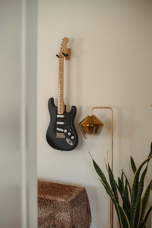 рок гитара на стене в комнате дома