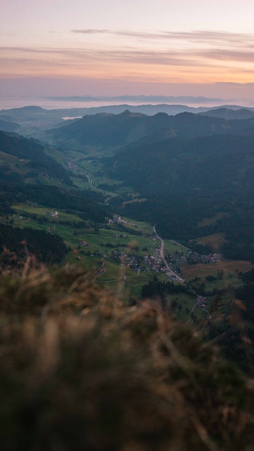 Бесплатное стоковое фото с вертикальный выстрел, горная деревня, горы