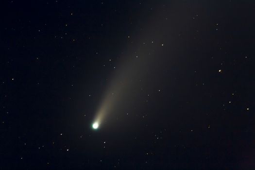 星空中一颗彗星翱翔的惊人图像，展现了宇宙之美