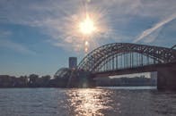 日出时分，科隆桥的美丽景色与太阳耀斑和河流倒影交相辉映