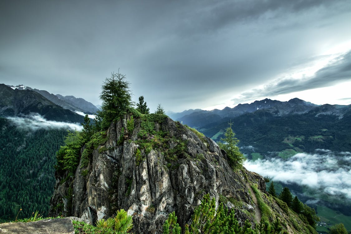 Gunung Hijau Di Bawah Awan Kelabu