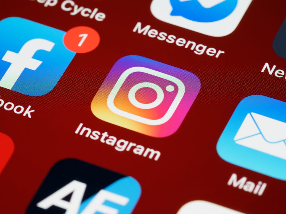 Gros plan de l'icône de l'application Instagram sur un écran de téléphone.