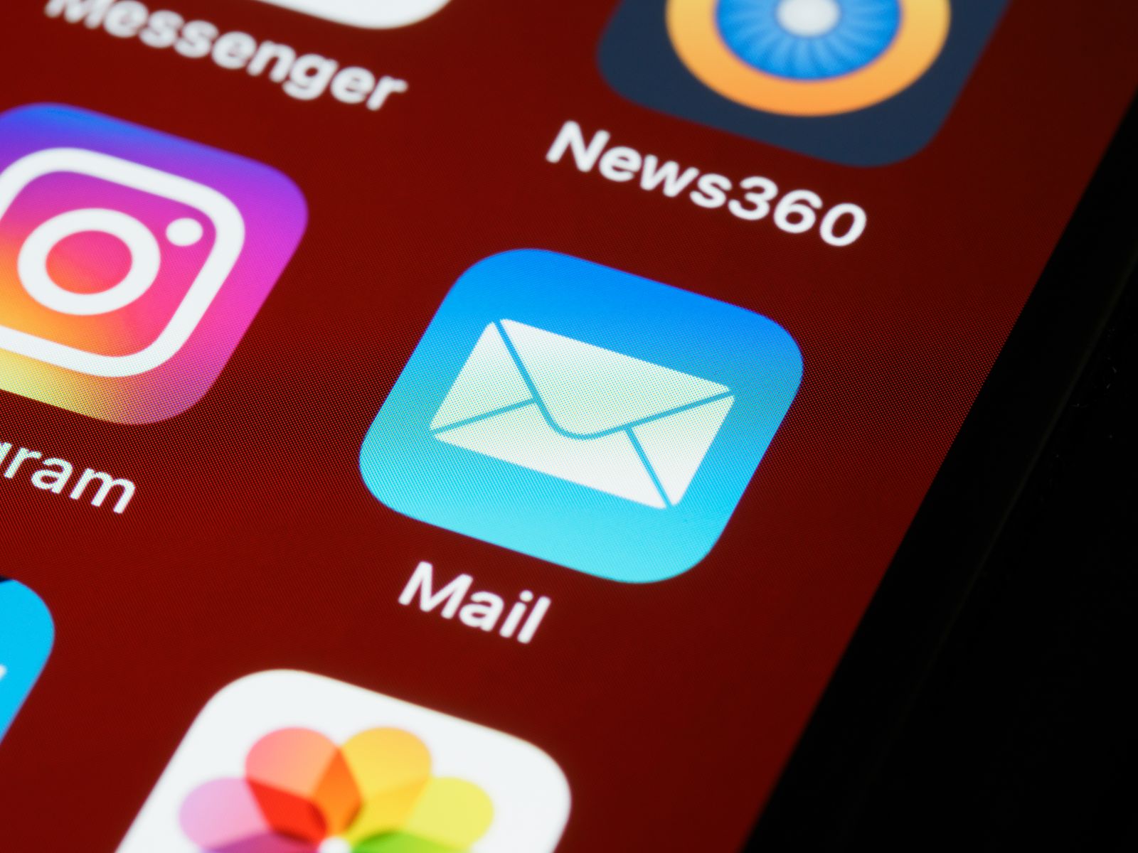 Ikona poczty na ekranie telefonu — newslettery dla klientek salonu