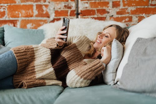 Základová fotografie zdarma na téma chytrý telefon, držení, gauč