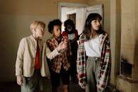 一群青少年探索一座令人毛骨悚然的废弃建筑，营造出悬念与神秘感