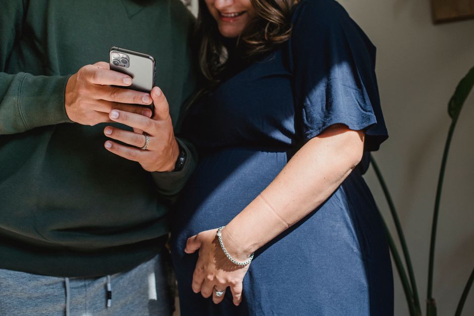mom using smartphone for prenatal visit - Prenatal care Honolulu mom using smartphone for prenatal visit - Prenatal care Honolulu