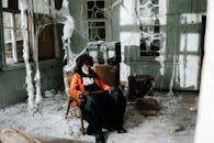 在一个布满蛛网的废弃房间里，可怕的小丑构成了完美的万圣节场景