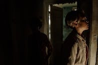 一个昏暗的被遗弃房间里，阴影幢幢，弥漫着神秘而令人毛骨悚然的气氛