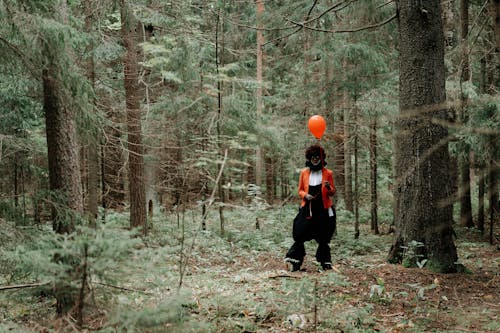 Scary Clown holding a Balloon 