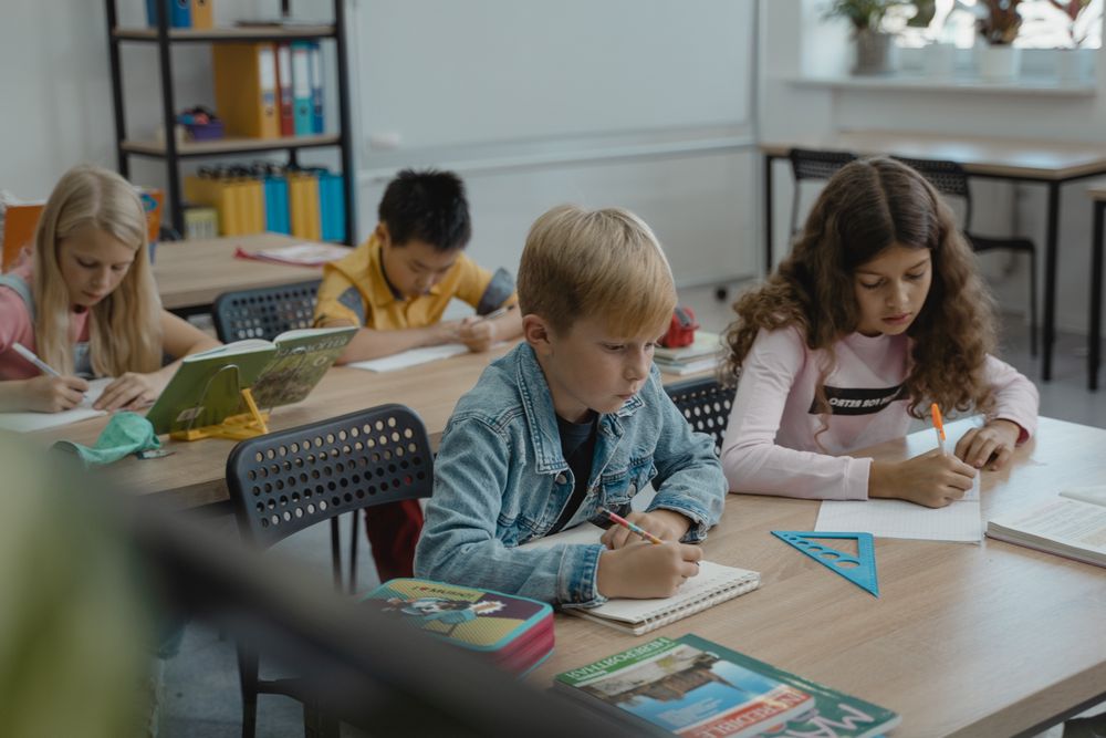 Siswa belajar dalam kelompok kecil