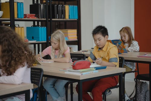 Foto profissional grátis de adolescentes, alunos, aprendendo