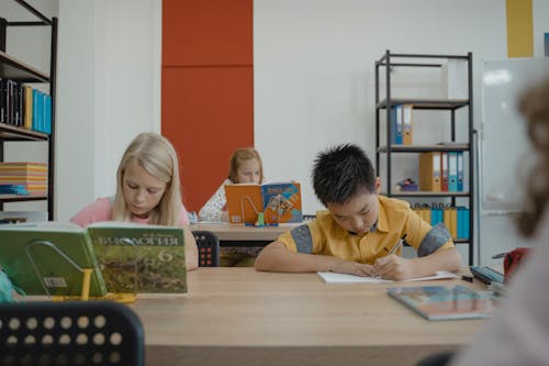 Jongen En Meisje Aan Tafel Zitten