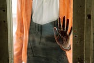 布满尘土的玻璃门上留下了一个阴森的手印，透着一股恐怖的气息