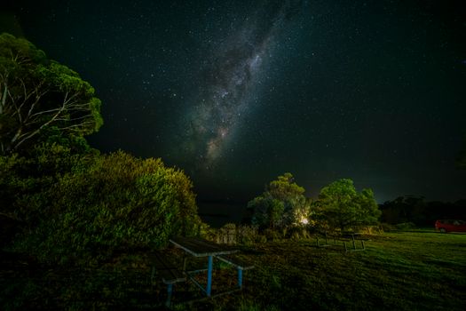 澳大利亚塔斯马尼亚野餐区的夜空中，银河营造出令人惊叹的乡村夜色