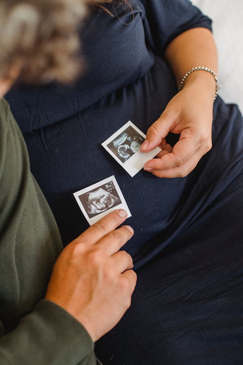 Foto d'estoc gratuïta de a prop, abdomen, abraçar-se