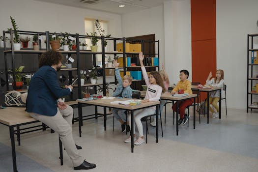 在现代化的课堂上，学生们积极举手参与，老师细心指导，环境井然有序