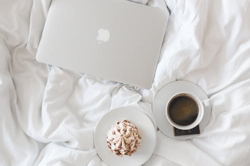 MacBook, 俯視圖, 咖啡 的 免費圖庫相片
