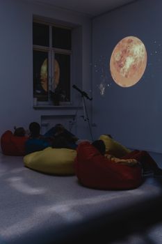 孩子们在舒适的房间里用望远镜观看太空投影，非常适合教育内容