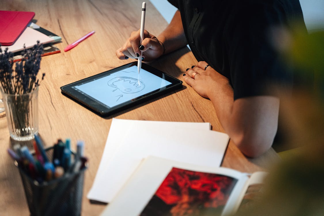 Person drawing in an Ipad · Free Stock Photo