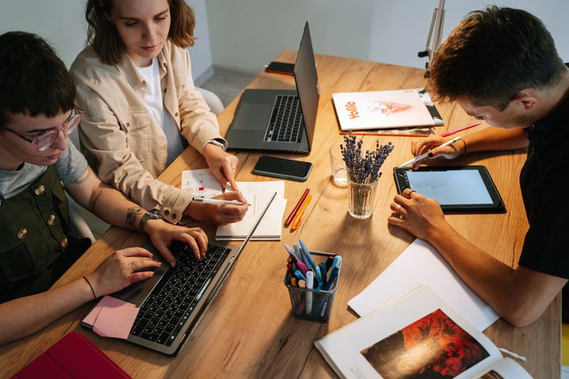 Creativo trabajando en espacio de trabajo