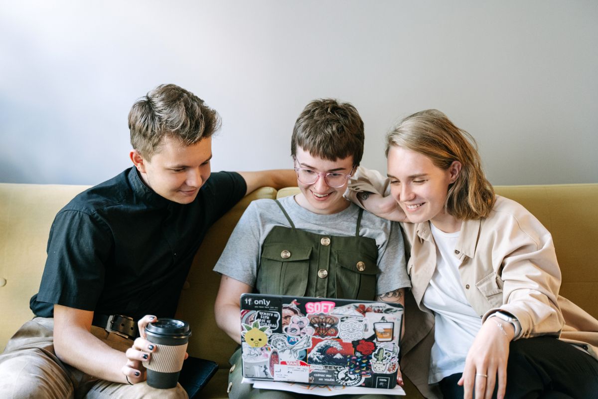 student moves in Kellington — Loaded properly: blankets, straps and a plan in Kellington