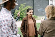 一群朋友在公园里随意地聊着天