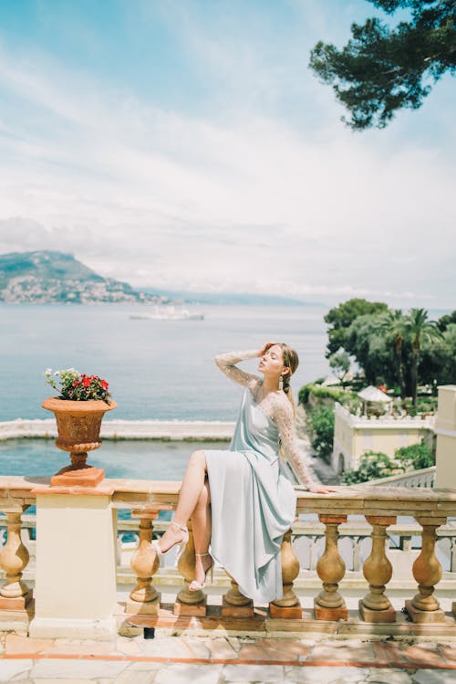 Femme En Robe Blanche Debout Près Des Arbres Verts