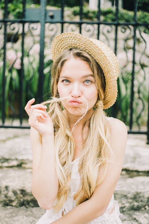 Mulher Com Chapéu De Sol Marrom Segurando Um Cigarro Branco